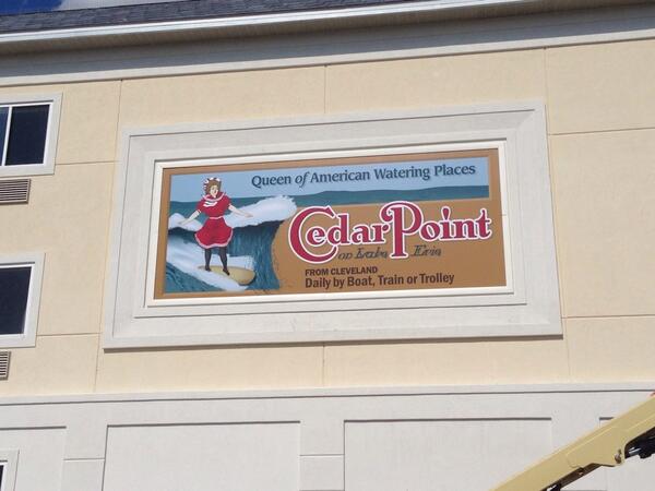cedarpoint's tweet image. Hotel Breakers is looking awesome! Check out this art on the exterior wall - a throwback to vintage CP ads!