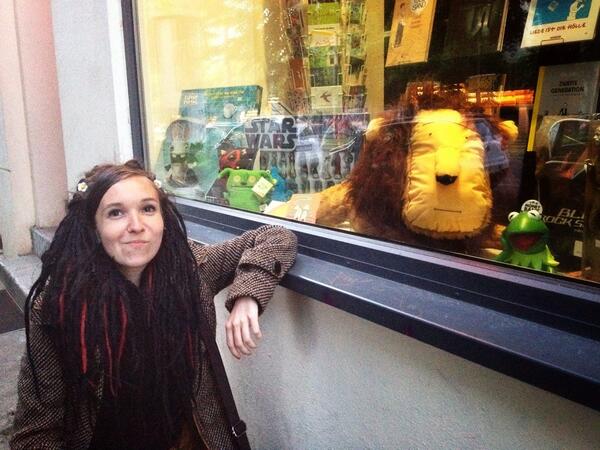 Excited <a href="/nikol_kokesova/">Nikol Kokešová</a>  imagining bright future with #pictoplasmalostpets from <a href="/Lizzlizz/">Lizz Lunney</a> pic.x.com/cO2o5CKBLU