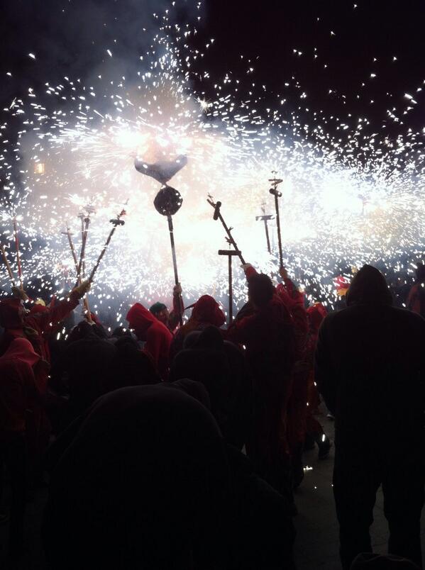 Els Diables de #Cerdanyola, en acció fa una estona... <a href="/fures_diables/">Diables Cerdanyola</a> #roser2014