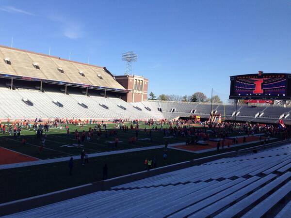 IlliniFBVideo's tweet photo. 2014 Illini Family Fun Fest #Illini http://t.co/pAZN6WPRR3