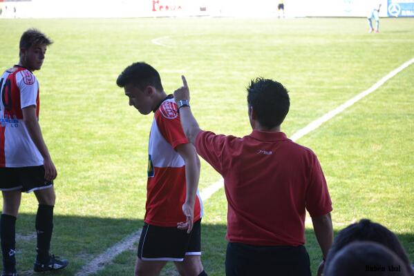 ArosaSCOficial's tweet image. El técnico del Juvenil A, @thekopengland, da indicaciones durante el partido a @xac8 #canterarlequinada #vamosarosa