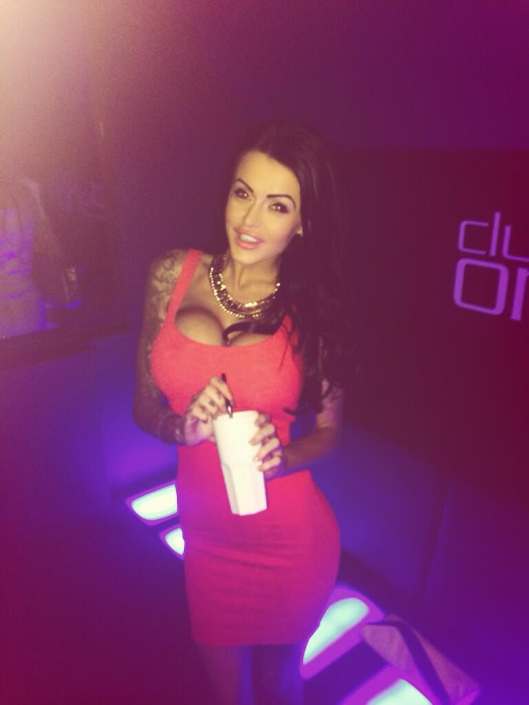 Party time with the girls @club195 http://t.co/KldNEJufre