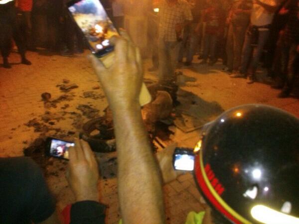 Mj_Gamleo's tweet photo. Una de las motos quemadas de la noche. En esta la llamas eran increibles... http://t.co/xtm0uRRmnG