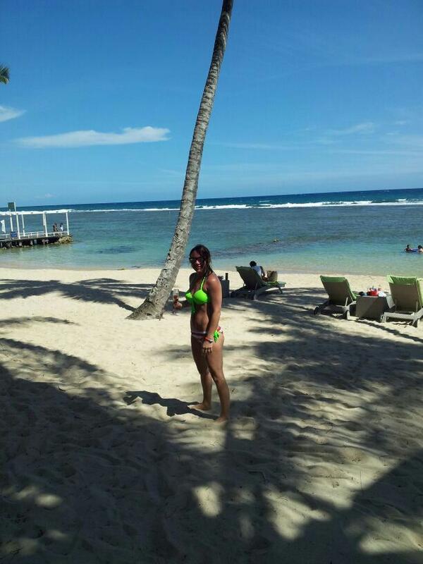 TaianaU's tweet photo. Con la tesis de Marc Anthony "Vivir vivir lalalalala" http://t.co/HCEOVlDsVm
