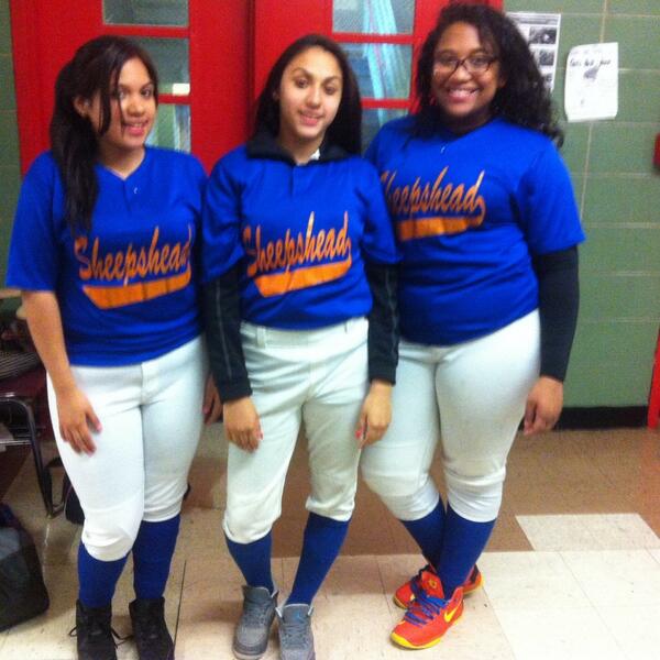 MsCrespo26's tweet photo. @konytoanend @HUM3Scholar shout out to my softball girls representing HUM III! http://t.co/zUMds7rWP4