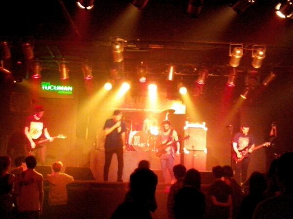 SUBANELVOLUMEN1's tweet photo. @NPasado dejando todo en el escenario del @ClubTucuman http://t.co/IxIZ1VEyjE
