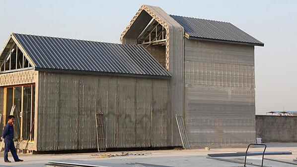 PiNewsGlobal's tweet image. "@HansMoerenhout: In China 3-D printen ze in 2,5 uur een huis v gerecycled materiaal... f-st.co/os6NXAf http://t.co/wWYHBAFxN8"
