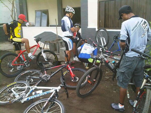 markesol's tweet photo. Temales tambal ban"@borac_com: Page gowesers. Pagi2 udah bocor.. #kayuhSepedamu #boracday http://t.co/xxd7Pw3LTQ"