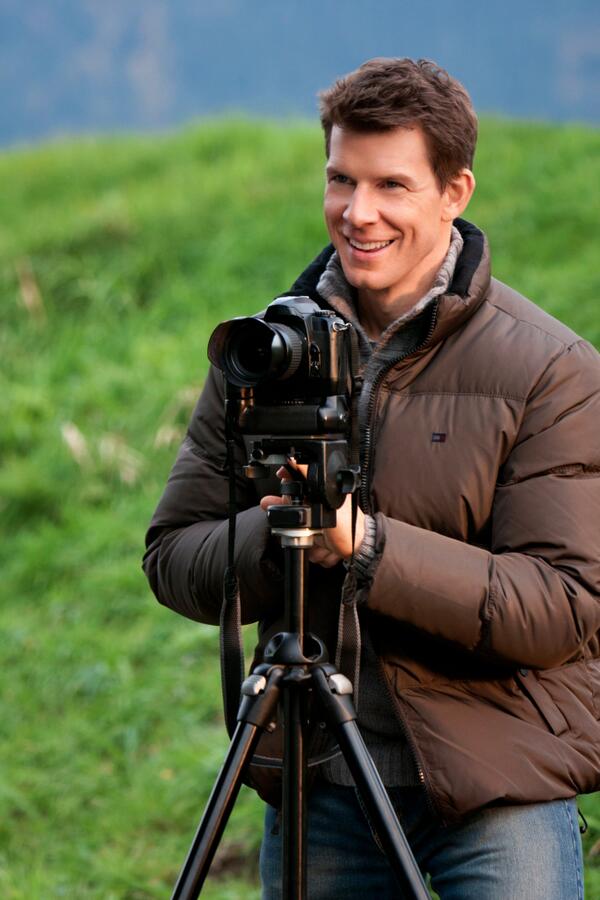 Eric_Mabius's tweet image. Less than 24 hours 'til EP3 of @SignedSealedDelivered #POstablesl ! Here's a photo from "How To Fall In Love" on 2mrw