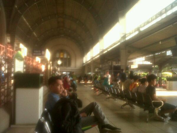 chris_fajr's tweet photo. Waiting http://t.co/oe5e0zfoV7