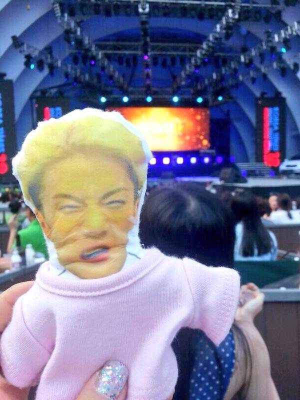 dothedear's tweet photo. While others are watching the korean music festival, international fans be like: http://t.co/YXrHcFDfgd