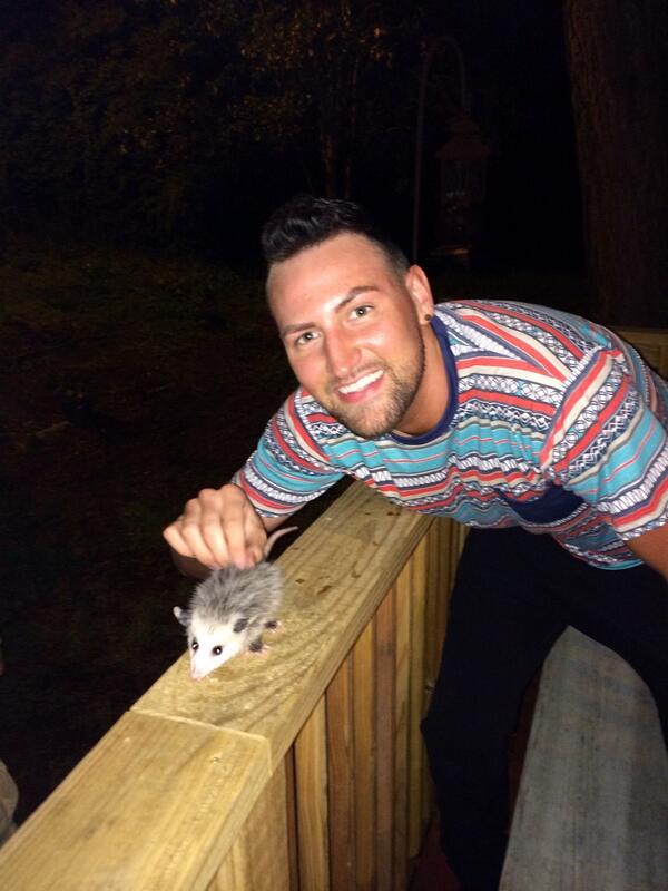 AlxJames10's tweet photo. A wittle baby opossum ☺️ http://t.co/oroeh1uEtA