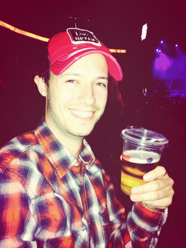 __Jeessi's tweet photo. Having beer with my cousin @VancityBeerGuy at the Luke Bryan concert. Shoutout to @jrfm! #HesNotAHatPerson http://t.co/CzXm1sbJD0
