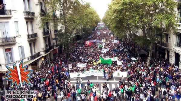 InfoPsicoactivo's tweet photo. Unas 150 MIL Personas se Plantaron en la Ciudad de Buenos Aires !!! MARCHA MUNDIAL DE LA #MARIHUANA #GMM #CANNABIS http://t.co/WnGJkSF1zv