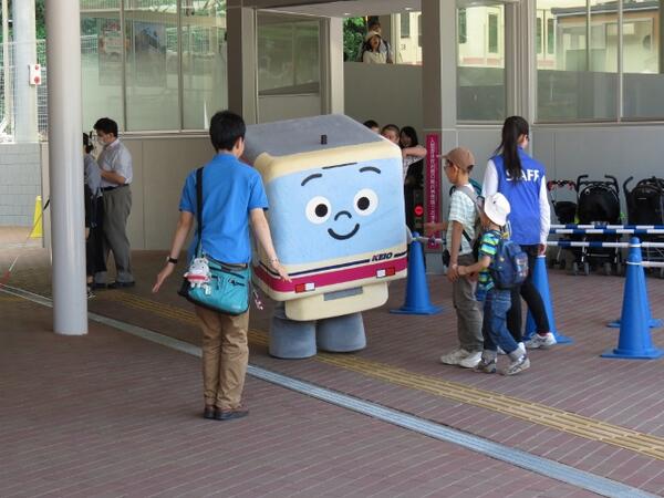 多摩動物公園 公式 Ar Twitter 京王電鉄 多摩動物公園駅前には 人気の着ぐるみ けいた君 が登場しています 順番で写真撮影ができるようです 明日は多摩動物公園の開園記念日で 朝一番には動物の着ぐるみと写真撮影ができます 教 Http T Co 4nikz2neiy