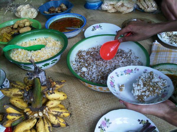 markesol's tweet photo. Pilih Sambeng pedes "@borac_com: Pilih sego empok po sego tewul?? #colek @markesol #kayuhSepedamu #boracday http://t.co/ne9unhNc0f"