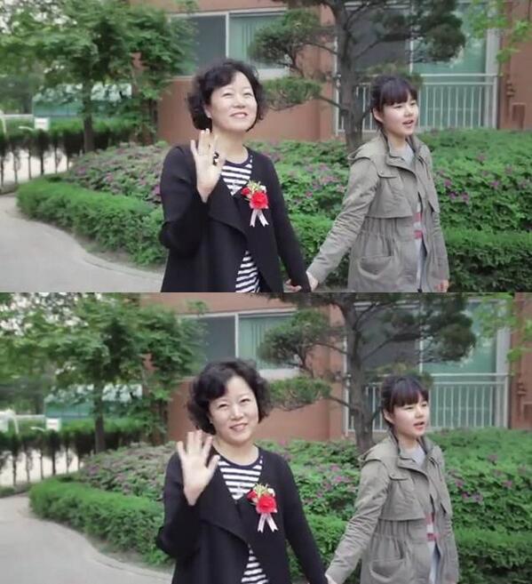 BTOBDailyTH's tweet photo. [!] คุณแม่กับน้องสาวชางซอบค่ะ .... ครอบครัวหน้าตาดีสวยหล่อกันทุกคน~~^^ http://t.co/B4xsxdlWOQ