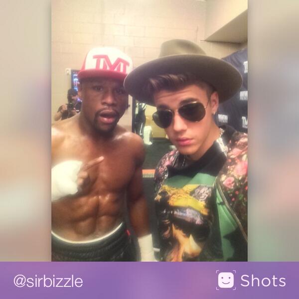 Eet840Iooo's tweet photo. "@justinbieber: With the champ @floydmayweather http://t.co/OkxlIwBoT9 #selfie http://t.co/8inMOZb1Tk"