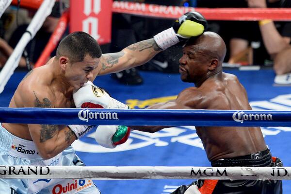 Mayweather (r) lands a blow on Maidana (l) [via BBC]