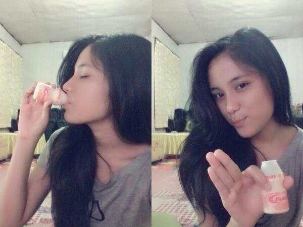 jully_f23's tweet photo. Minum Yakult Sehat# http://t.co/OVeIR4OBfn