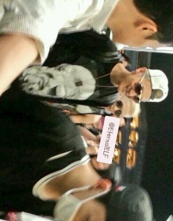 EternalELF's tweet photo. Tao was laughing the whole time? (Lax airport 140403) http://t.co/zJ98gRMP3L