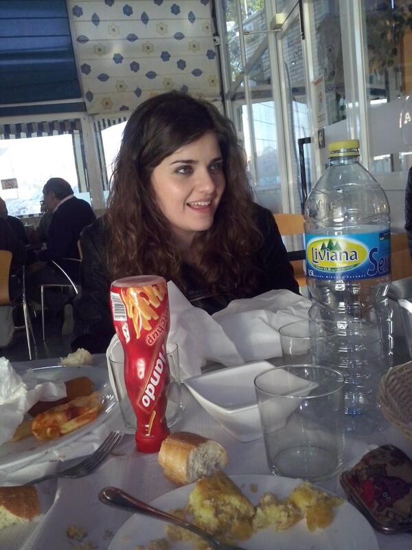 MariaMarquesGil's tweet photo. Que alcagueta es la abuelita en la estacion"!!! http://t.co/R3Q7loMqMp