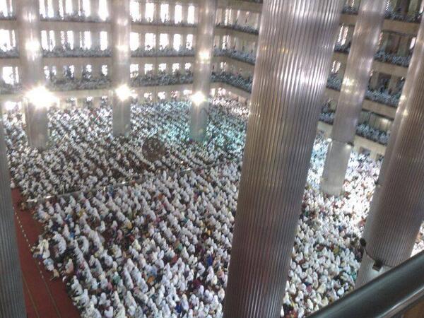 onedayonejuz's tweet photo. makin indah dilihat dari Lantai Lima Masjid Istiqlal. nonton di TV One. http://t.co/YoKVQC7yPv