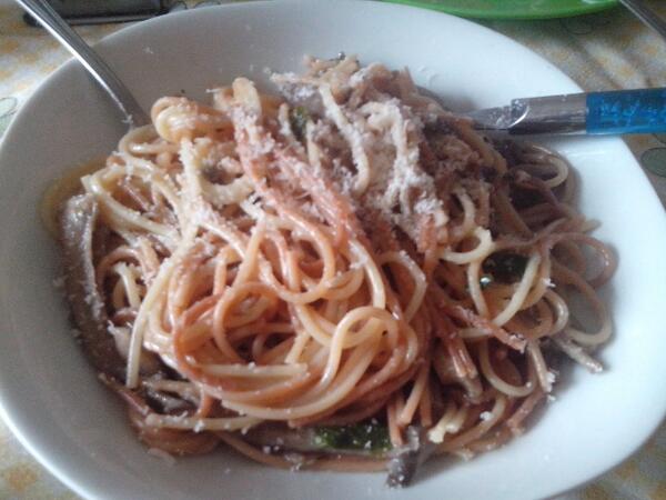 LuciaVerzillo's tweet photo. Ti rispondo cn questo: spaghetti bruciati cn funghi porcini #bontà #masterchef @Roberta_M_12 http://t.co/Ty6iqejBZ7