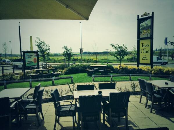 The_Applecart's tweet photo. Not a bad place to sit with a pint or even to dine! #applecart #beergarden #summernearlyhere http://t.co/yVEZqg8uQp
