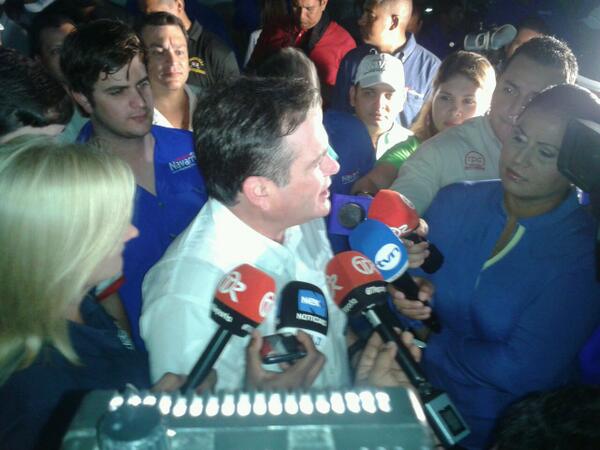 Argumentum10's tweet photo. @juancanavarro hace llamado para salir a votar y lamenta ataques contra Tribunal Electoral y los medios. http://t.co/hS903LvraS