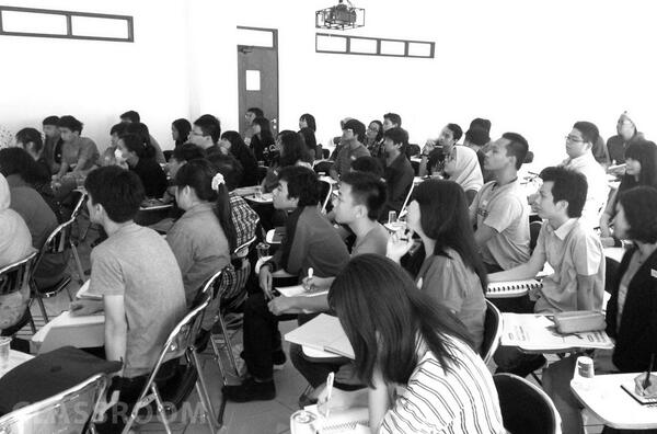 ClassroomID's tweet photo. Serius mendengarkan presentasi yg membahas ttg proses branding sebuah brand terkenal di Indo @kikihakim @orange_tears http://t.co/gUPCOhjTWo