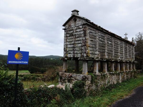 갈리시아 Galicia 지방에서는 쥐들과 동물들로부터 곡물들을 보호하기 위한 공중부양(?) 창고를 종종 볼 수 있어요. 묵시아 Muxía 가는 길에 있는 마을 모르킨티안 Morquintián 입구에서.