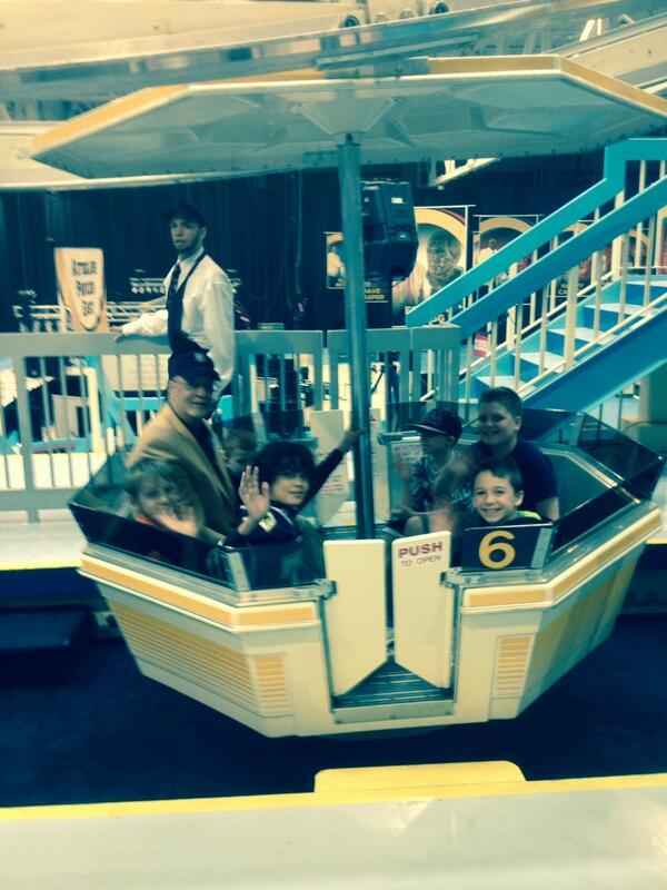 ProFootballHOF's tweet photo. These six lucky fans had the chance to ride the @ixcenter's indoor Ferris wheel with HOFer Paul Krause. #FanFestHOF http://t.co/KrtaN4ayQy