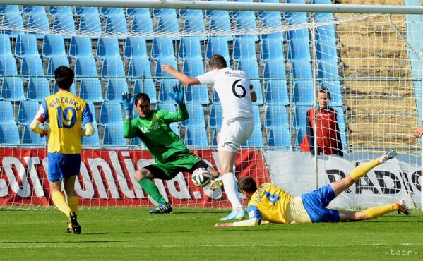 Tofiloski looks to make a save