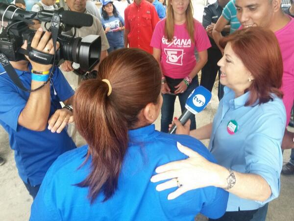 Ahora <a href="/RoxanaMendez14/">Roxana Méndez</a> llega al C. Fransisco Beckman continuando su recorrido #yoinformo <a href="/tvnnoticias/">TVN Noticias</a>