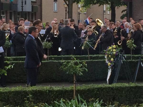 BuSpa_marketing's tweet image. Indrukwekkende dodenherdenking in het centrum van Spakenburg.
#4mei #bunschoten