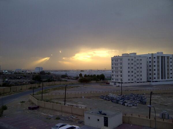 KateJ5's tweet photo. Interesting sky in Azaiba right now @ytabloid  #Oman #weirdweather http://t.co/ZqFkdHiIcP