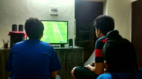 venkat_org13's tweet photo. Game on!! FIFA night with the guys.. #goodtimes #FIFA14 http://t.co/ANZauJ7toV