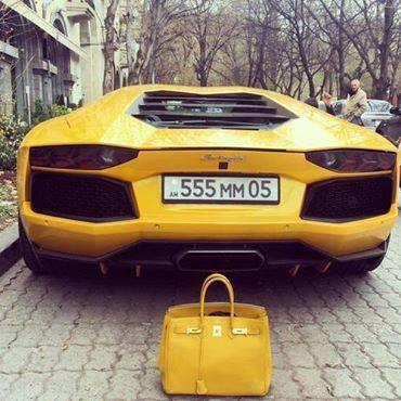 RuSumki's tweet image. Главное правило хорошего вкуса - автомобиль должен подходить к сумочке)))