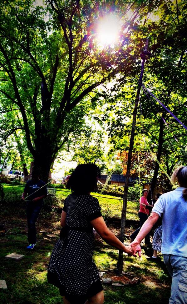 WhyGeePhoto's tweet image. #Maypole dancing, holding hands, and celebrating 20 years of marriage