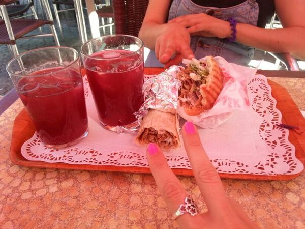 vanesa2092's tweet photo. Comiendo con mi gordii @DanielaFrSl  y a estudiar! :) http://t.co/d3cMjTuUZ1