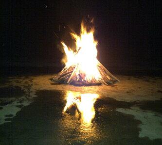 Api unggun dan live music dari USB ditengah malam keakraban pengurus dan ALB HMJA