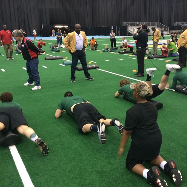 ProFootballHOF's tweet photo. .@Vikings HOFer John Randle helps out at today's @usafootball Heads Up Football Clinic during #FanFestHOF http://t.co/PqGUAbyTc3