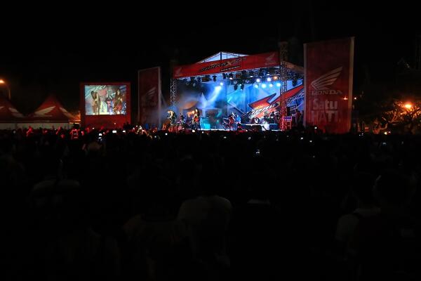 <a href="/kotakband_/">Official KOTAK</a> live Concert - Launching New Supra X 125 FI at SKA Mall Pekanbaru CC: <a href="/KK_Pekanbaru/">Kerabat Pekanbaru</a>