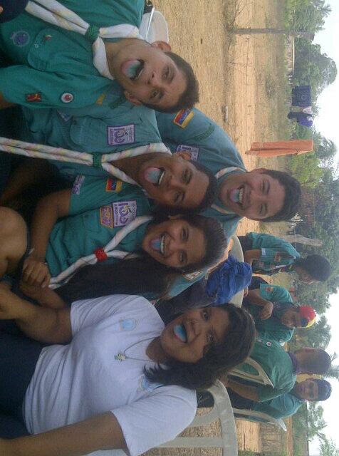 clanfpp's tweet photo. Clan masculino y @clanfpp con las lenguas azules. Gynkhana mariscal sucre http://t.co/fOFPVqxAGM