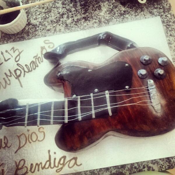 Gourmetlicious_'s tweet photo. Electric guitar #fondant #cake #loose #cords #gourmetlicious http://t.co/EkSYGNAcow
