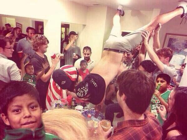 Ninhostriqui's tweet photo. Niños triqui llegan a la fiesta del club león. http://t.co/MSwpnKbrRo