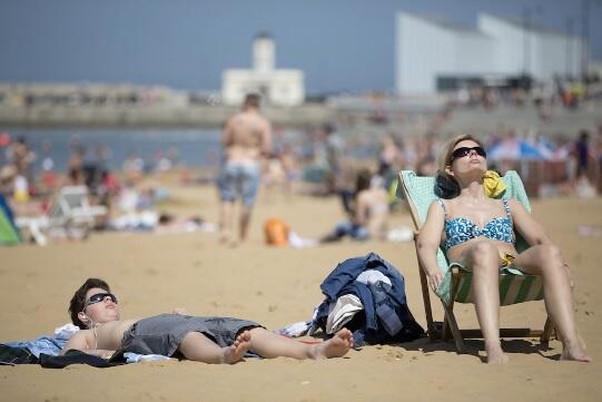 DailyMirror's tweet photo. Temperatures could reach 26C today as UK's mini heat-wave continues http://t.co/qJvLsL740y http://t.co/3Gop2xeOhI