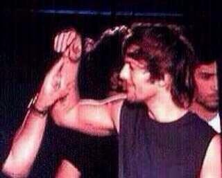 forcurlyboy's tweet photo. VOCe naO TEM essE DIREITO http://t.co/8nUPLVcVyN