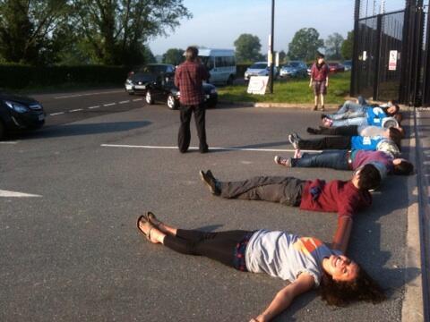 Pls RT dawn blockade of Nuclear weapons factory #burghfieldblockade  <a href="/LiverpoolCND/">Liverpool C.N.D.</a> <a href="/SheffieldCND/">Sheffield CND</a> <a href="/Staffd_StoneCND/">StaffordandStone CND</a>